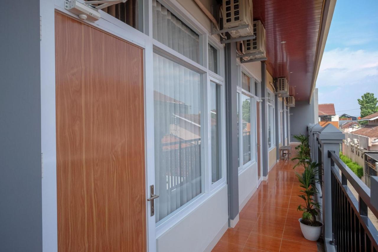 Sans Hotel Kumbang Yogyakarta By Reddoorz エクステリア 写真