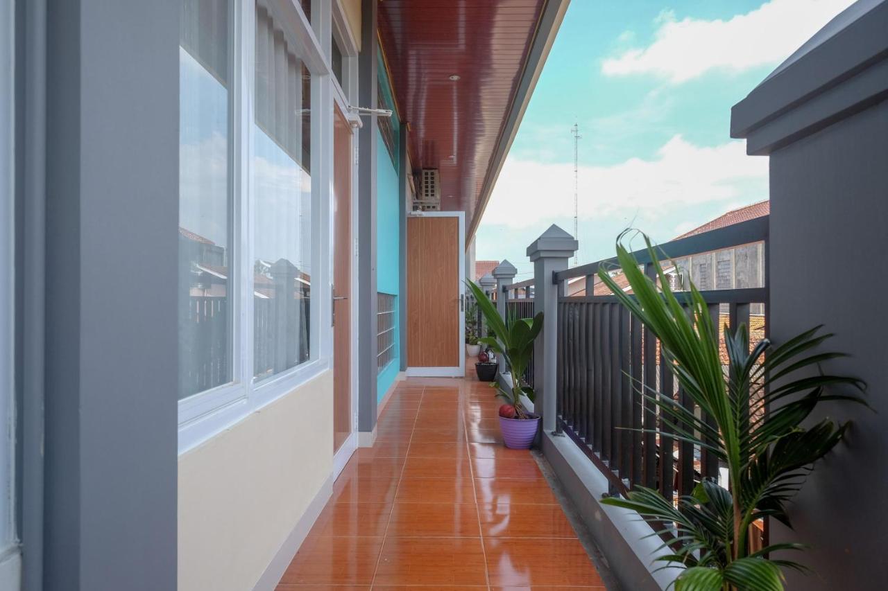 Sans Hotel Kumbang Yogyakarta By Reddoorz エクステリア 写真