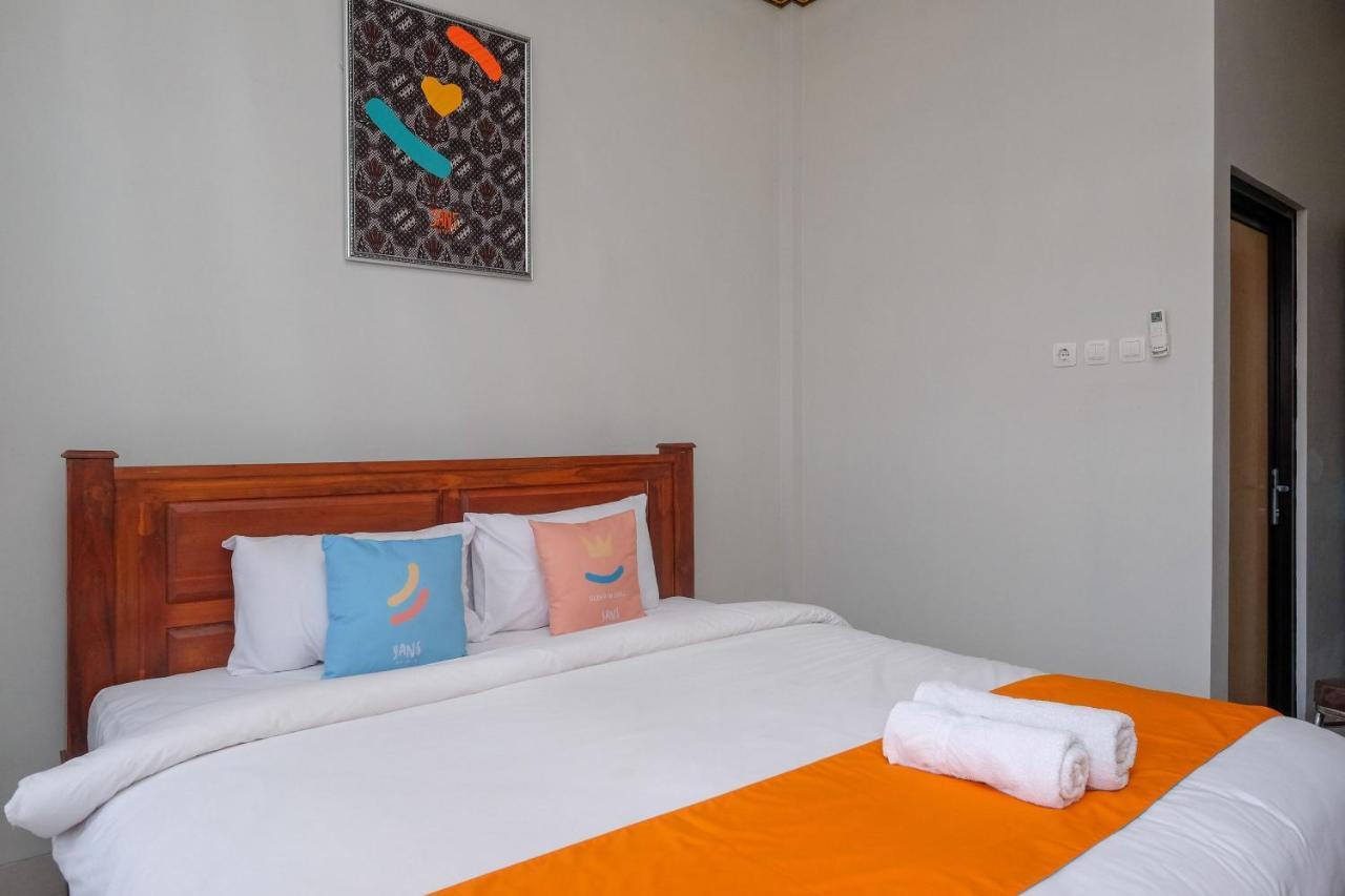 Sans Hotel Kumbang Yogyakarta By Reddoorz エクステリア 写真