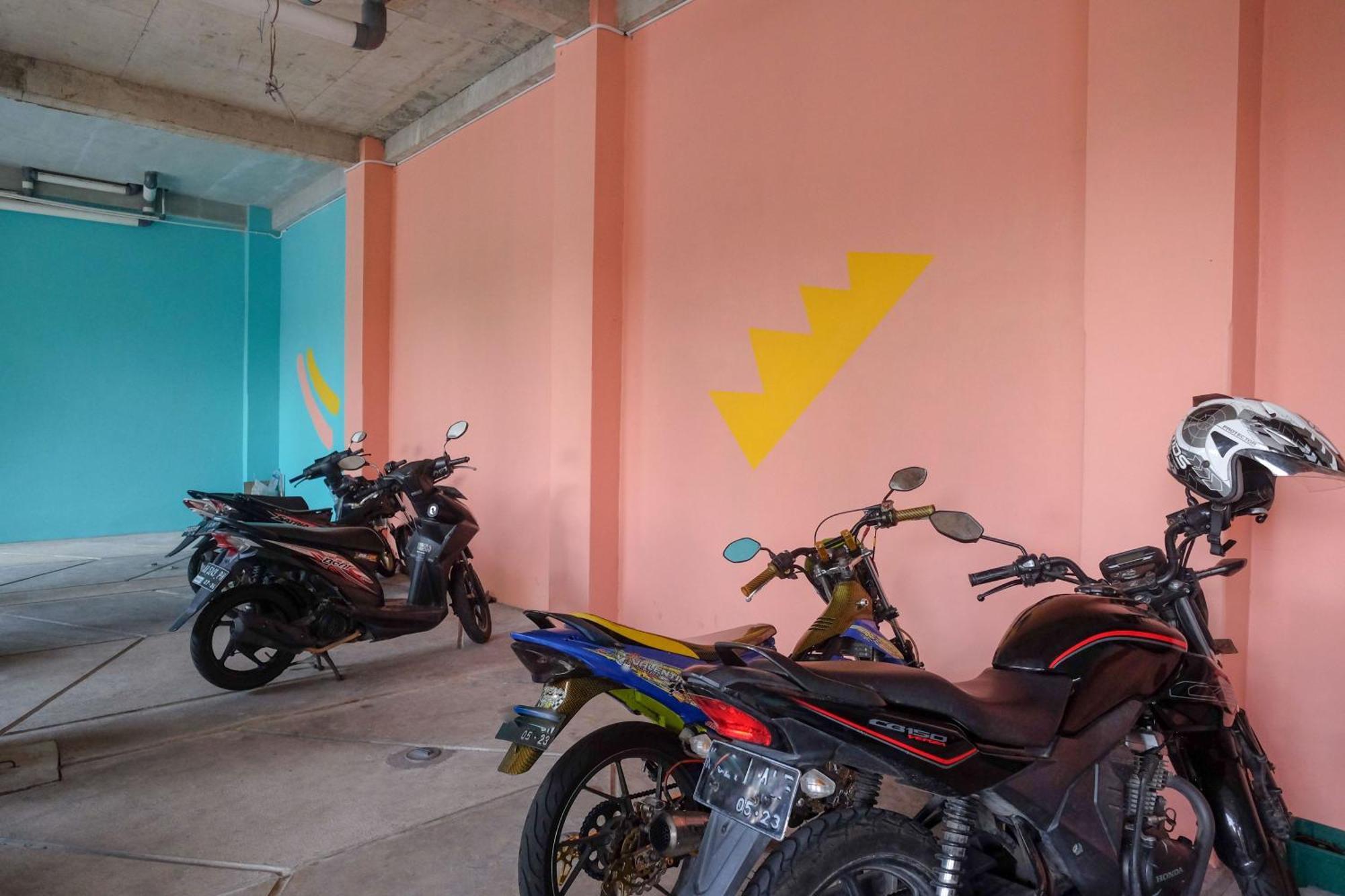 Sans Hotel Kumbang Yogyakarta By Reddoorz エクステリア 写真